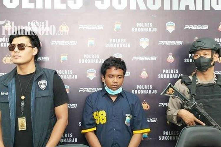 Nanang Trihartanto, pelaku pembunuhan siswi SMP yang ditemukan tewas ditusuk di Sukoharjo, ketika dihadirkan dalam jumpa pers.